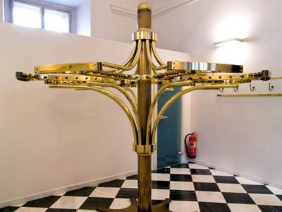 Mosazný otočný věšák