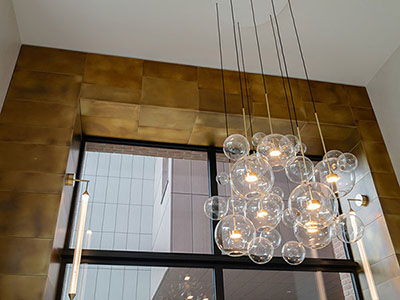Designové obklady a doplňky z patinované mosazi  - (Prague Marina Nova, Lobby 1)