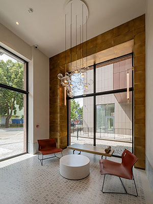 Designové obklady a doplňky z patinované mosazi  - (Prague Marina Nova, Lobby 1)
