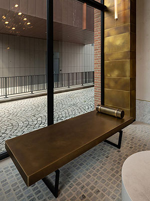 Designové obklady a doplňky z patinované mosazi  - (Prague Marina Nova, Lobby 1)