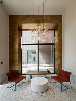 Designové obklady a doplňky z patinované mosazi  - (Prague Marina Nova, Lobby 1)