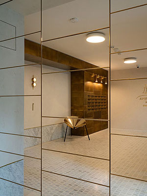 Designové obklady a doplňky z patinované mosazi  - (Prague Marina Nova, Lobby 2)
