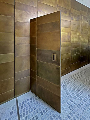 Designové obklady a doplňky z patinované mosazi  - (Prague Marina Nova, Lobby 3)