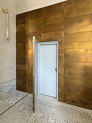 Designové obklady a doplňky z patinované mosazi  - (Prague Marina Nova, Lobby 3)