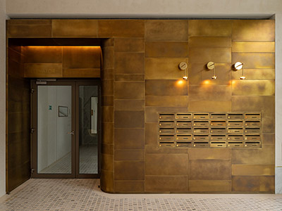 Designové obklady a doplňky z patinované mosazi  - (Prague Marina Nova, Lobby 3)