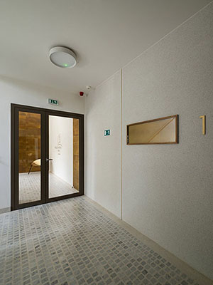 Designové obklady a doplňky z patinované mosazi  - (Prague Marina Nova, Lobby 3)