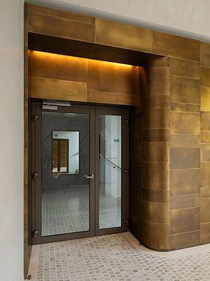 Designové obklady a doplňky z patinované mosazi  - (Prague Marina Nova, Lobby 3)