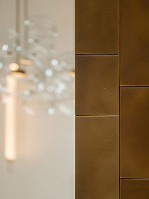 Designové obklady a doplňky z patinované mosazi  - (Prague Marina Nova, Lobby 3)