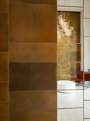 Designové obklady a doplňky z patinované mosazi  - (Prague Marina Nova, Lobby 4)