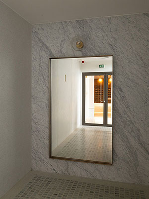 Designové obklady a doplňky z patinované mosazi  - (Prague Marina Nova, Lobby 4)