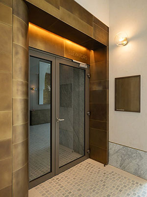 Designové obklady a doplňky z patinované mosazi  - (Prague Marina Nova, Lobby 5)