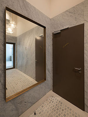 Designové obklady a doplňky z patinované mosazi  - (Prague Marina Nova, Lobby 5)