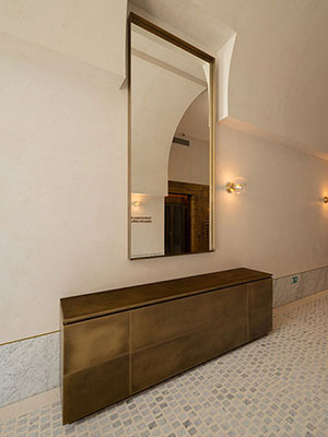 Designové obklady a doplňky z patinované mosazi  - (Prague Marina Nova, Lobby 5)