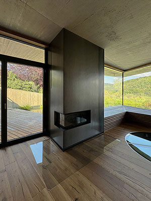 Obklad krbu pohledovým surovým železným plechem a obklad komínu