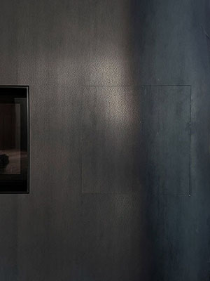 Obklad krbu pohledovým surovým železným plechem a obklad komínu