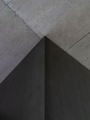 Obklad krbu pohledovým surovým železným plechem a obklad komínu