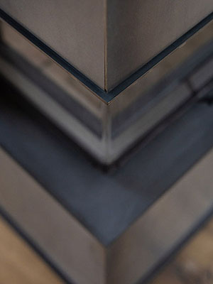 Obklad krbu pohledovým surovým železným plechem a obklad komínu