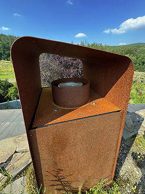 Obklad krbu pohledovým surovým železným plechem a obklad komínu