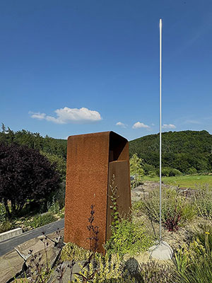 Obklad krbu pohledovým surovým železným plechem a obklad komínu