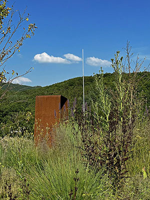 Obklad krbu pohledovým surovým železným plechem a obklad komínu