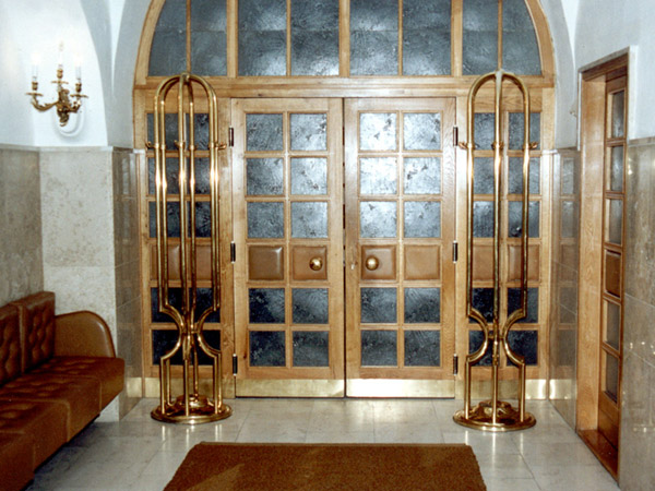 Mosazné věšáky