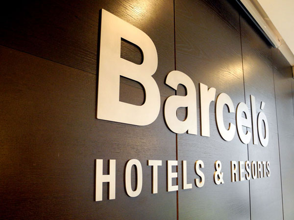 Nerezové nápisy v restauraci hotelu Barceló - 01 