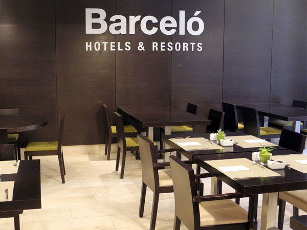 Nerezové nápisy v restauraci hotelu Barceló - 02 