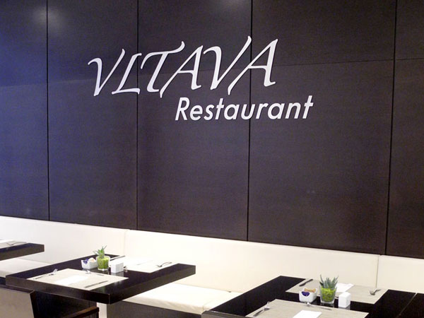 Nerezové nápisy v restauraci hotelu Barceló - 04