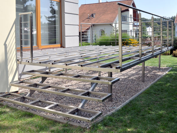 Nerezové terasové zábradlí a nosná 
        konstrukce terasy 1