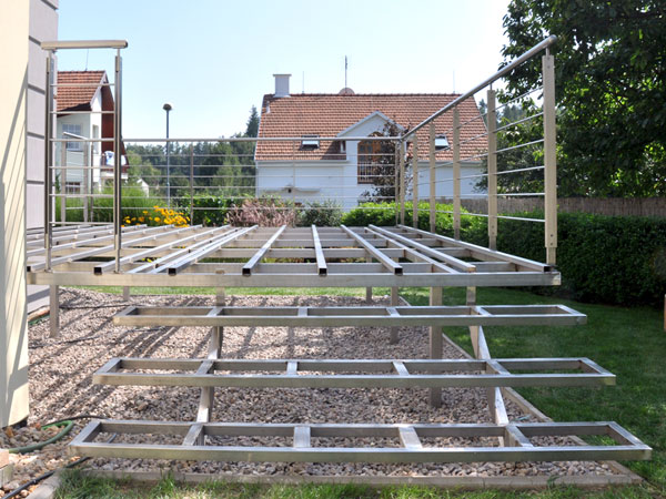 Nerezové terasové zábradlí a nosná 
        konstrukce terasy 2