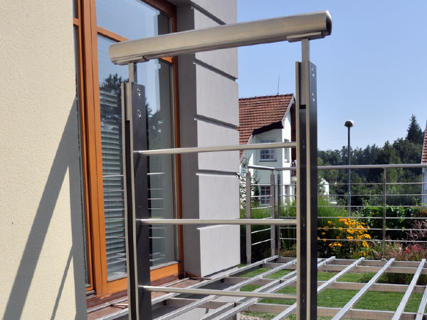 Nerezové terasové zábradlí a nosná 
        konstrukce terasy 3