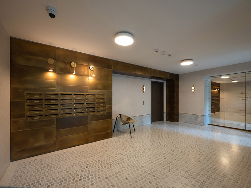 Designové obklady a doplňky z patinované mosazi  - (Prague Marina Nova, Lobby 2)
