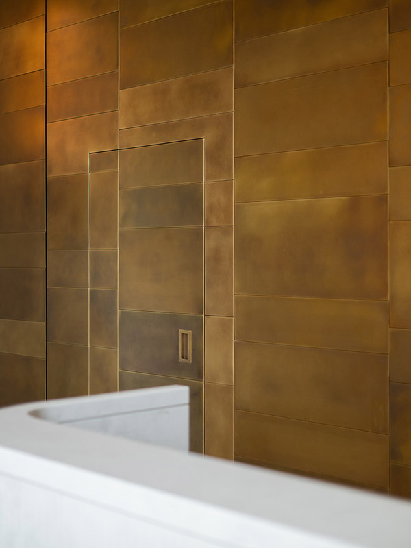 Designové obklady a doplňky z patinované mosazi  - (Prague Marina Nova, Lobby 3)