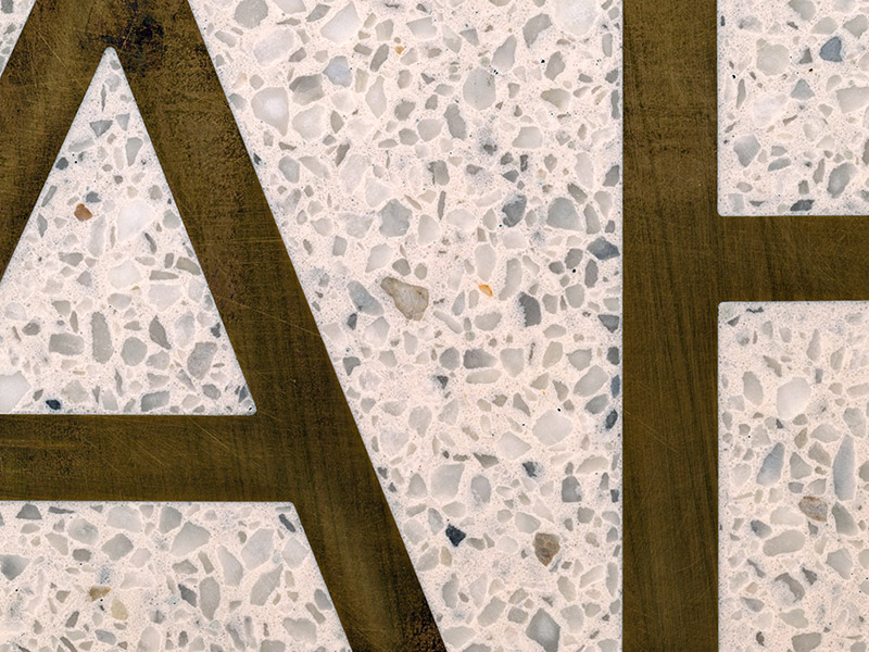 Designové obklady a doplňky z patinované mosazi  - (Prague Marina Nova, Lobby 3)