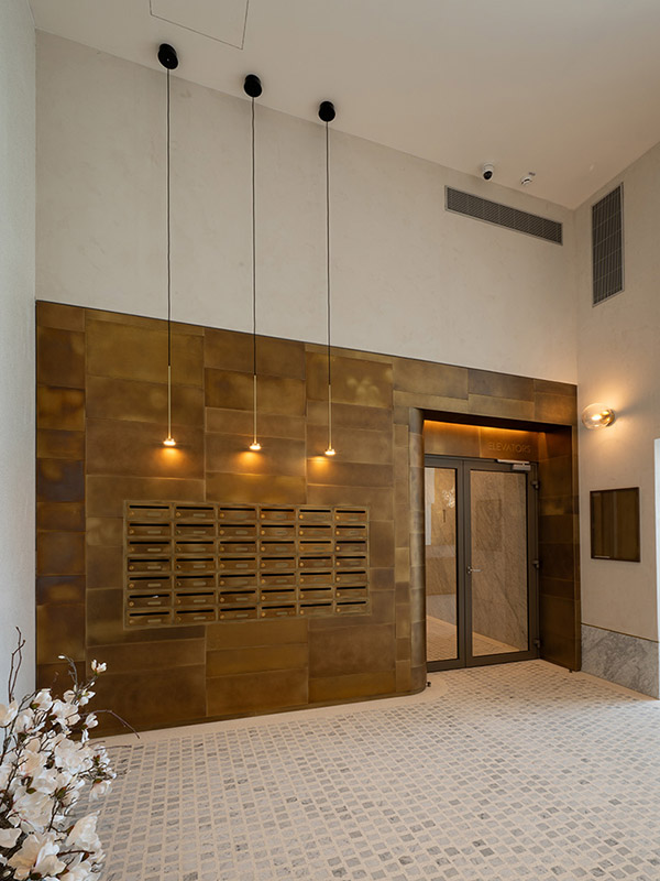 Designové obklady a doplňky z patinované mosazi  - (Prague Marina Nova, Lobby 5)