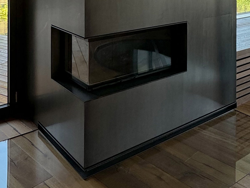 Obklad krbu pohledovým surovým železným plechem a obklad komínu